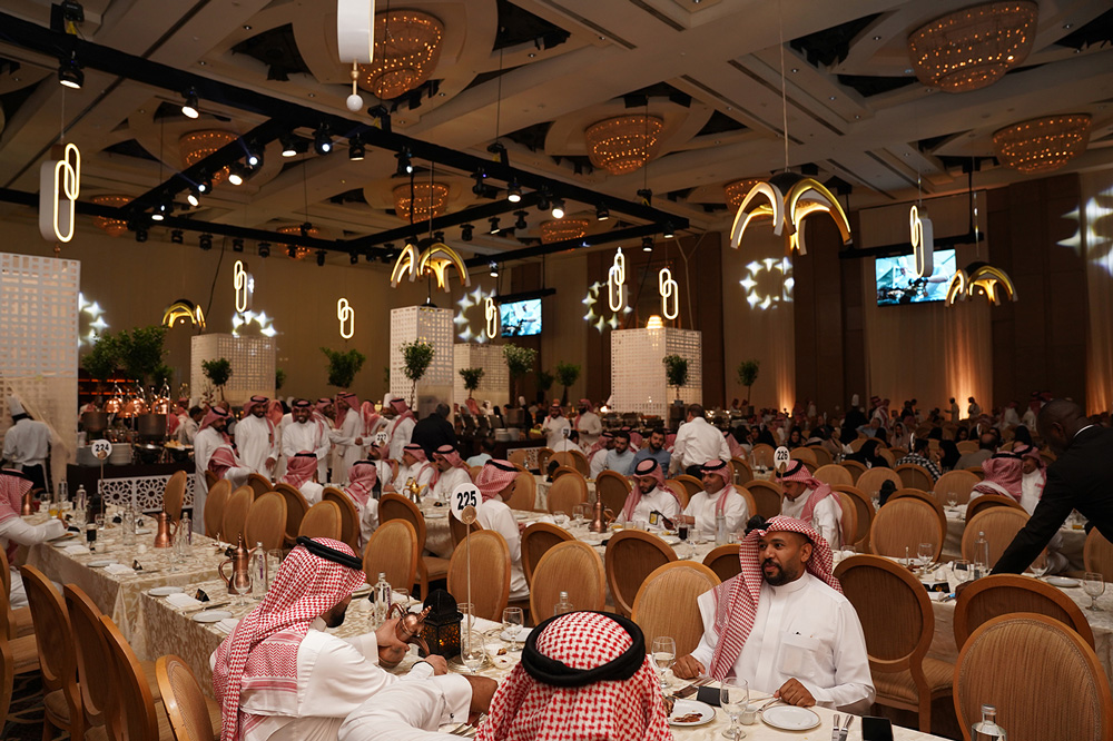 صاحب السمو الملكي الأمير خالد بن سلطان الفيصل يسلم درع التكريم للأستاذ سلمان بن بدر الفغم نائب الرئيس التنفيذي للبنك السعودي للاستثمار الشريك الاستراتيجي لبطولة تويوتا السعودية