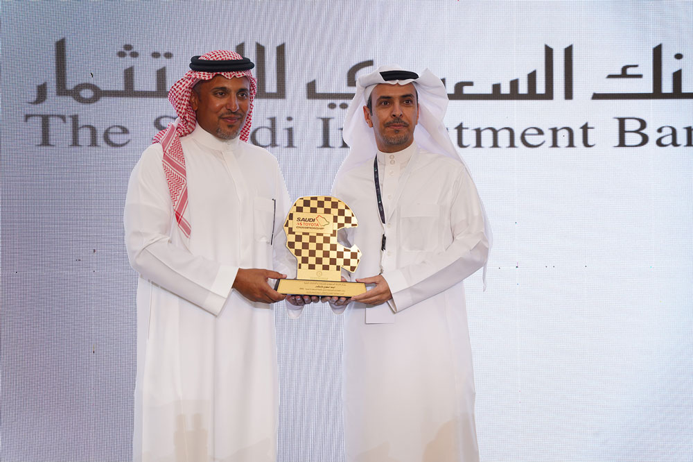 صاحب السمو الملكي الأمير خالد بن سلطان الفيصل يسلم درع التكريم للأستاذ سلمان بن بدر الفغم نائب الرئيس التنفيذي للبنك السعودي للاستثمار الشريك الاستراتيجي لبطولة تويوتا السعودية