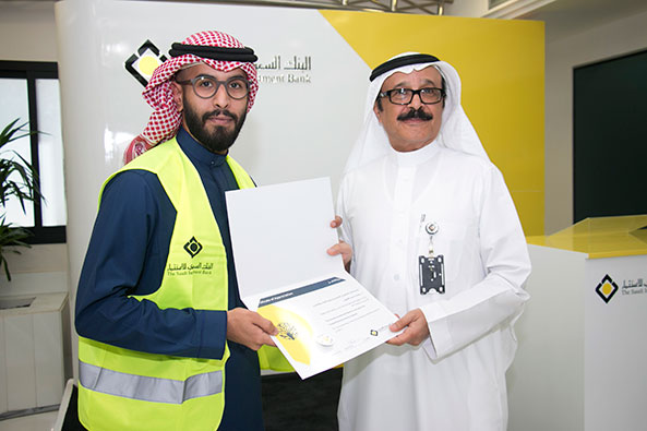 البنك يكرم موظفيه اعضاء 
